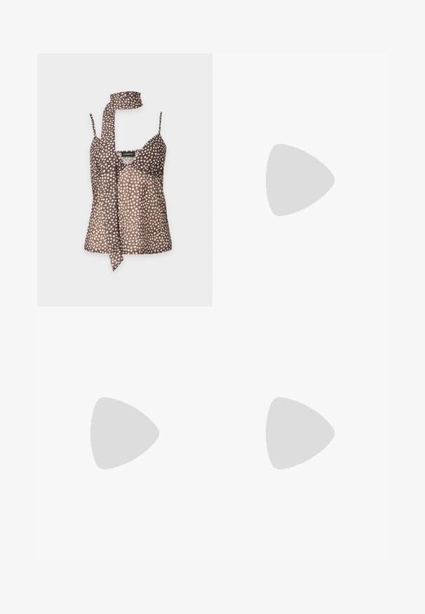 Brun camisole-top med hvide ujævne prikker og matchende langt tørklæde til halsen, tynde stropper og V-udskæring på ensfarvet baggrund.; Brune brede bukser med et orange blomstermønster. Glat tekstur med høj talje og sidelommer. Afslappet og let design.; Sort mule med spids tå og slank hæl placeret på en skinnende, metallisk sølv polstret overflade.; Kremfarvet stoftaske med hvidt blomsterhæklet mønster og en enkelt tynd skulderrem på ensfarvet baggrund.