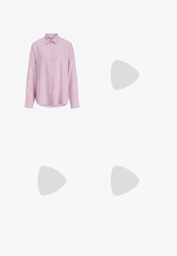 Chemise rose pâle à boutons avec des rayures verticales rose foncé, manches longues et col classique, présentée sur fond blanc.; Pantalon à jambes larges avec des rayures verticales pastel en rose, bleu clair, beige et rouge, doté d'une taille élastique et d'un tissu texturé.; Tongs roses avec des brides translucides roses et une semelle jaune rainurée, présentées en vue de profil sur un fond blanc.; Petit sac d'épaule en tissu rose doux avec une large sangle rembourrée et une fermeture éclair, doté d'une tirette ronde et d'un détail de logo circulaire.