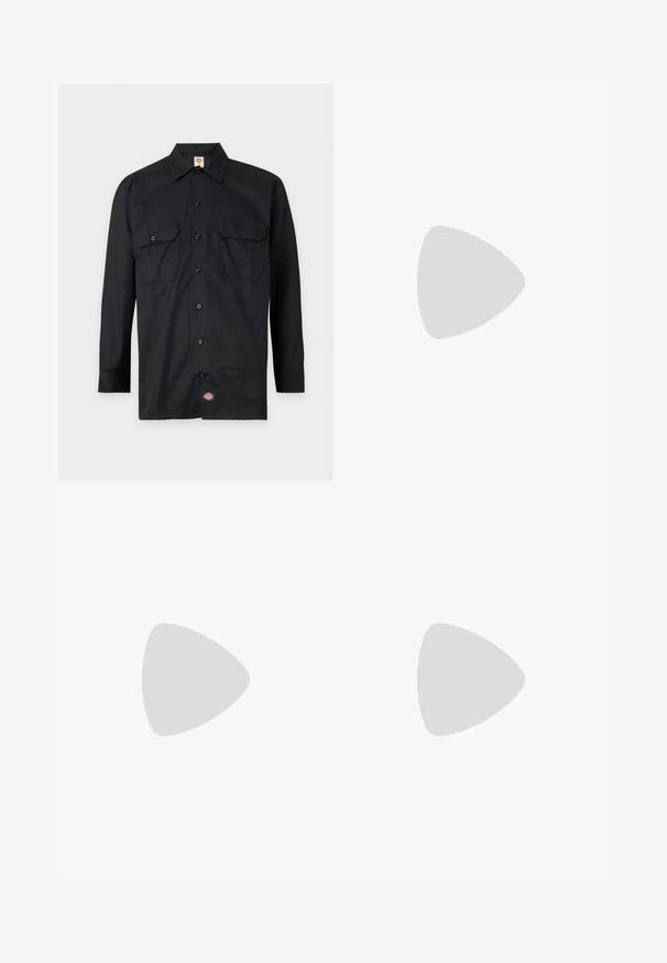 Sort skjorte med lange ærmer og knapper, med to forlommer med klapper og et lille Dickies-logo tag nær den nederste kant.; Cargo bukser i olivengrøn, lavet af slidstærkt stof. Har to sidelommer, en standard talje og en lige ben design.; Sort-hvid Nike Air Force 1 sneaker svævende over en lyserød betonflade med en grå stenbaggrund.; Sølv kædedesign med sammenkoblede led, glat tekstur og ensartet rektangulær form. Sikker lukning.