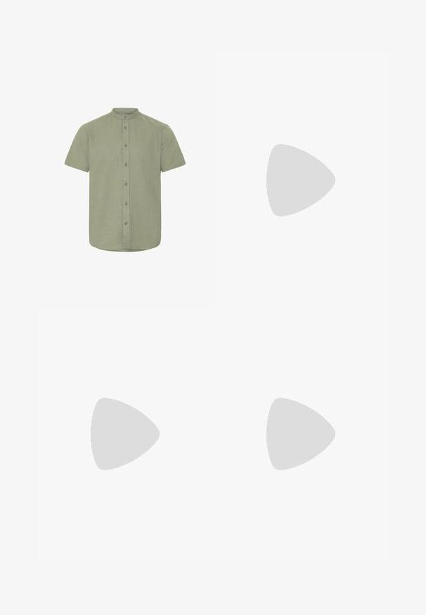 Chemise à manches courtes avec col en tissu vert clair, boutonnée sur le devant, avec une coupe droite et une texture subtile, sans motifs visibles.; Shorts en lin beige clair avec taille élastique et cordon de serrage, coupe droite, sans marque visible ni motifs.; Chaussure bateau en cuir marron avec coutures blanches, détails de lacets et semelle en caoutchouc beige, vue de côté sur fond blanc.; Lunettes de soleil en écaille de tortue avec des verres verts, présentant une forme octogonale et des branches minces et courbées. Le matériau a une finition brillante.