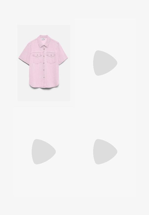 Chemise en denim rose clair à manches courtes, fermeture boutonnée devant, deux poches poitrine à rabat avec boutons, et col classique.; Jean large bleu clair à taille haute, passants de ceinture tressés, bouton frontal, fermeture éclair et deux poches sur fond blanc.; Mule rouge à talon haut avec bout pointu et finition brillante à texture croco sur fond blanc.; Petit sac à main noir brillant avec deux longues anses et des détails à cordon sur les côtés sur un fond clair uni.