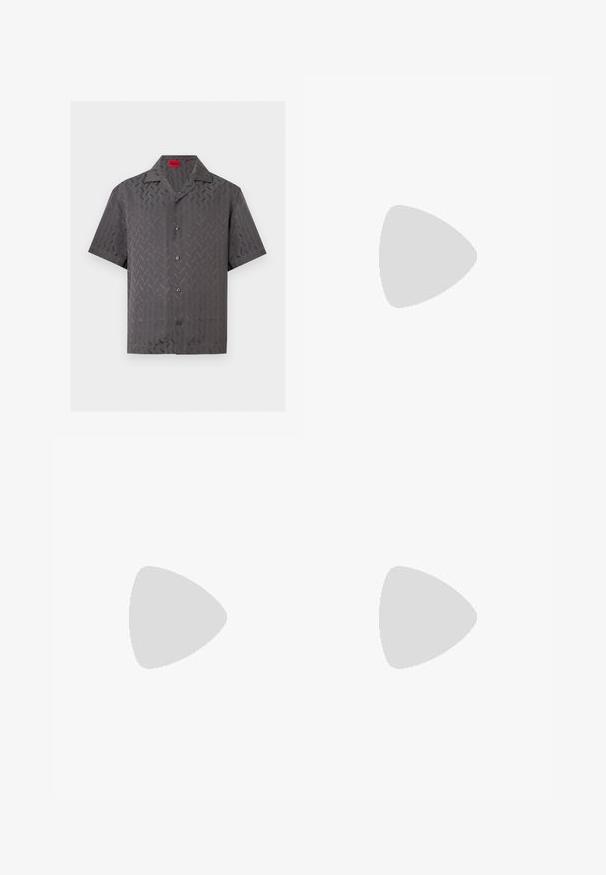 Chemise gris foncé à manches courtes avec boutons, motif chevron subtil et col camp, avec une étiquette rouge HUGO à l’intérieur de l’encolure.; Shorts noirs mi-longues avec une ceinture ajustable et passants, présentant une coupe droite et épurée.; Mocassin pour homme en cuir noir avec un dessus embossé effet croco et un petit talon, présenté de profil sur un fond neutre.; Sac bandoulière en cuir noir texturé avec poche avant zippée et bandoulière large en tissu réglable sur fond blanc.
