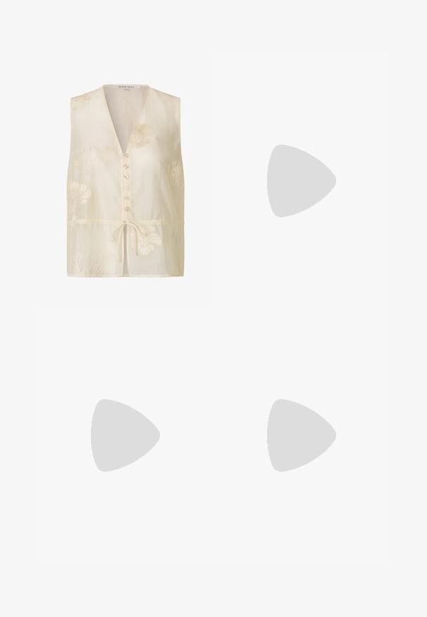 Blouse sans manches de couleur crème avec broderie florale, boutons à l'avant et cordon de serrage à la taille.; Pantalons blancs légers et amples avec une taille élastique et un cordon de serrage. Présente un subtil éclat et un design à jambe droite.; Mule tissée marron à enfiler avec une semelle plate et un bout fermé arrondi sur fond blanc.; Sac cabas tissé marron foncé avec deux poignées et un détail boucle circulaire dorée au centre sur fond uni.