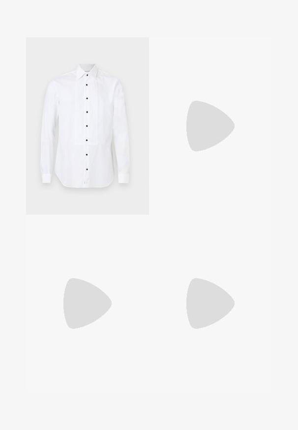 Chemise blanche à manches longues avec panneau avant plissé et boutons noirs, dotée d'un col pointu et de poignets boutonnés.; Pantalons noirs ajustés avec une coupe droite, des plis marqués et une finition lisse. Fabriqués en tissu léger avec une taille nette.; Chaussure de ville en cuir noir avec une finition lisse, bout arrondi, six œillets et un talon bas empilé. Design simple et classique.; Ceinture en cuir noir avec une boucle rectangulaire en argent, présentant une texture lisse et une doublure contrastante en cuir beige à l'intérieur.
