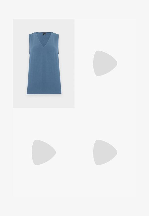 Haut bleu tricoté sans manches avec col en V, ourlet droit et texture lisse, présenté sur un fond blanc uni.; Jean skinny en denim bleu moyen, doté de trois boutons métalliques et de poches avant. Texture douce et coupe ajustée.; Chaussure plate en cuir noir avec un nez pointu, des détails froncés autour de l'ouverture et un accent en boucle argentée sur la bride ajustable.; Petit sac à main noir brillant avec deux longues anses et des détails à cordon sur les côtés sur un fond clair uni.