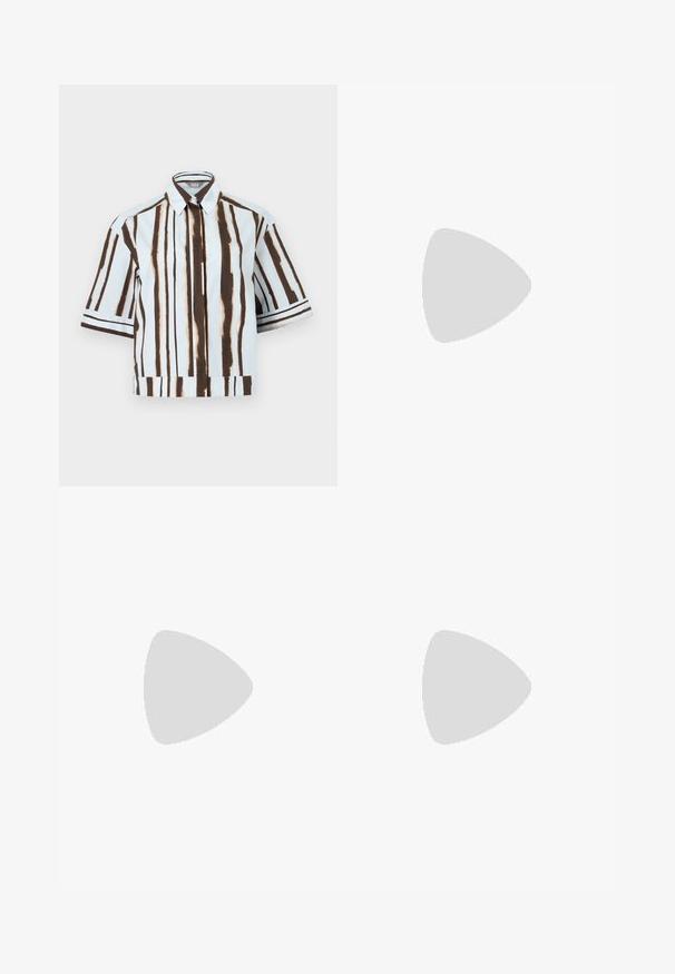 Chemise à manches courtes avec boutons, rayures verticales marron et blanches, col et coupe décontractée sur fond uni.; Pantalon marron à jambe droite avec passants de ceinture et fermeture sur le devant, présenté sur un fond clair uni.; Ballerines en cuir noir avec un bout rond, texture lisse, détails de couture minimalistes et design de semelle flexible.; Sac en toile avec un corps crème et des accents en cuir marron. Le design présente une ouverture en V unique et deux poignées courbées.