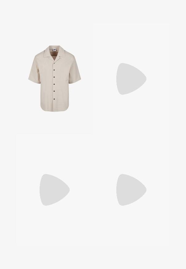 Chemise beige à manches courtes texturée avec boutons noirs et poche poitrine, avec un large col.; Shorts décontractés beige avec taille élastique et cordon de serrage, poches avant et un petit logo au centre.; Sandale à enfiler en cuir marron foncé avec deux brides Velcro réglables et une semelle épaisse texturée.; Lunettes de soleil Ray-Ban avec des verres verts, monture en plastique noir et accents dorés sur les bords. Forme carrée avec une finition mate.