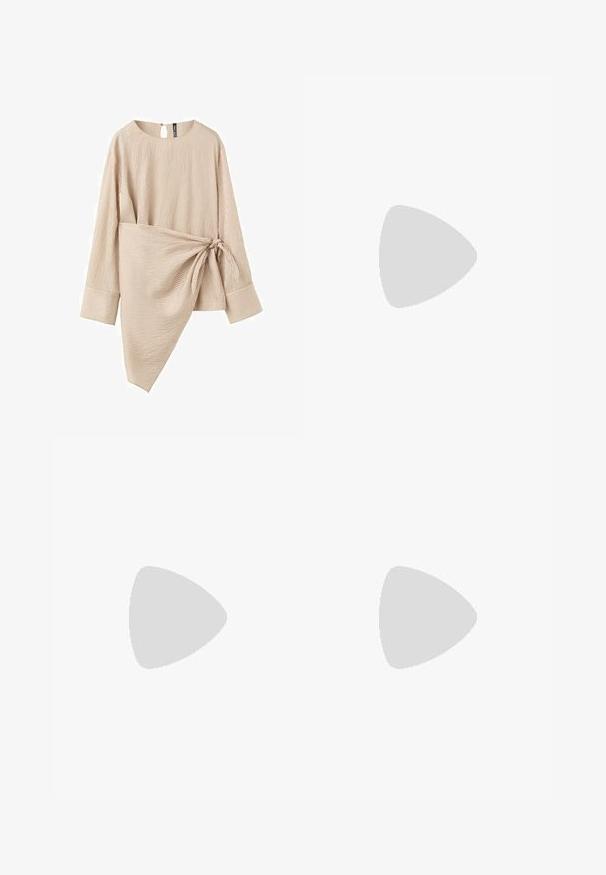 Blouse beige à manches longues côtelée avec un détail d'enveloppement asymétrique noué en un nœud à la taille et des poignets larges.; Pantalon crème à jambes larges avec poches avant, fermeture par boutons et finition en tissu texturé.; Sandale plate marron avec fines brides, boucle d’orteil et bride de cheville avec une petite boucle dorée, sur une semelle noire.; Pochette tissée beige avec un bord supérieur arrondi et un extérieur doux et texturé, présentée sur un fond blanc.