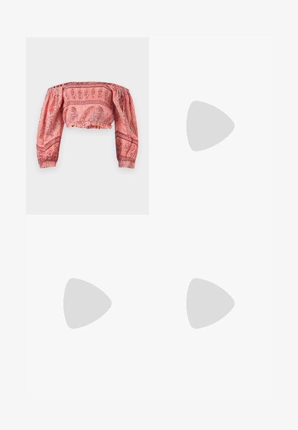 Blouse courte à épaules dénudées avec manches longues bouffantes, présentant un motif cachemire rouge et rose, avec poignets et ourlet élastiqués.; Pantalon marron à jambe droite avec passants de ceinture et fermeture sur le devant, présenté sur un fond clair uni.; Ballerines en cuir noir avec un bout rond, texture lisse, détails de couture minimalistes et design de semelle flexible.; Boucles d'oreilles en argent avec des maillons ovales allongés, présentant une finition polie et un pendentif tombant texturé. Design simple avec des bords lisses.