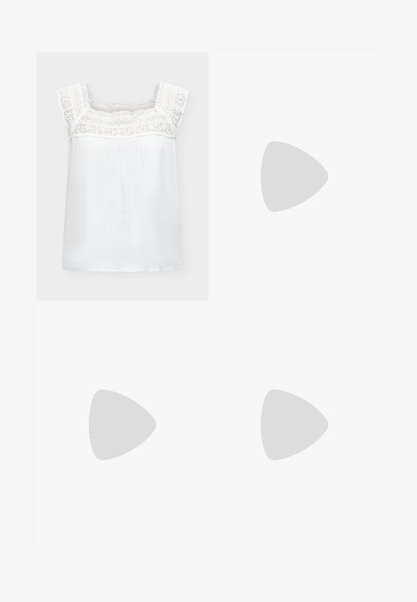 Blouse blanche sans manches avec larges bretelles en dentelle et détail en dentelle le long de l'encolure carrée et de la poitrine haute.; Jean taille haute bleu moyen avec jambes larges, fermeture avant par boutons et zip, style cinq poches.; Jambes portant des leggings côtelés foncés associés à des ballerines noires avec de petits détails en nœud sur fond blanc.; Petit sac à main noir brillant avec deux longues anses et des détails à cordon sur les côtés sur un fond clair uni.