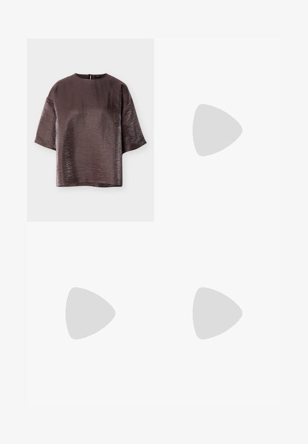 Blouse brillante marron foncé à manches courtes, col rond et coupe ample, présentée à plat sur un fond blanc.; Pantalons évasés en jaune pâle, en matériau lisse et brillant. Comprend un bouton avant, deux poches latérales et une coupe droite.; Chaussure plate beige à bout pointu avec bride arrière, petit talon noir et finition en cuir lisse, vue de côté sur un fond uni.; Sac à main rectangulaire de couleur crème avec une seule sangle et une fermeture éclair sur le dessus, comportant une petite plaque de logo embossé à l'avant.