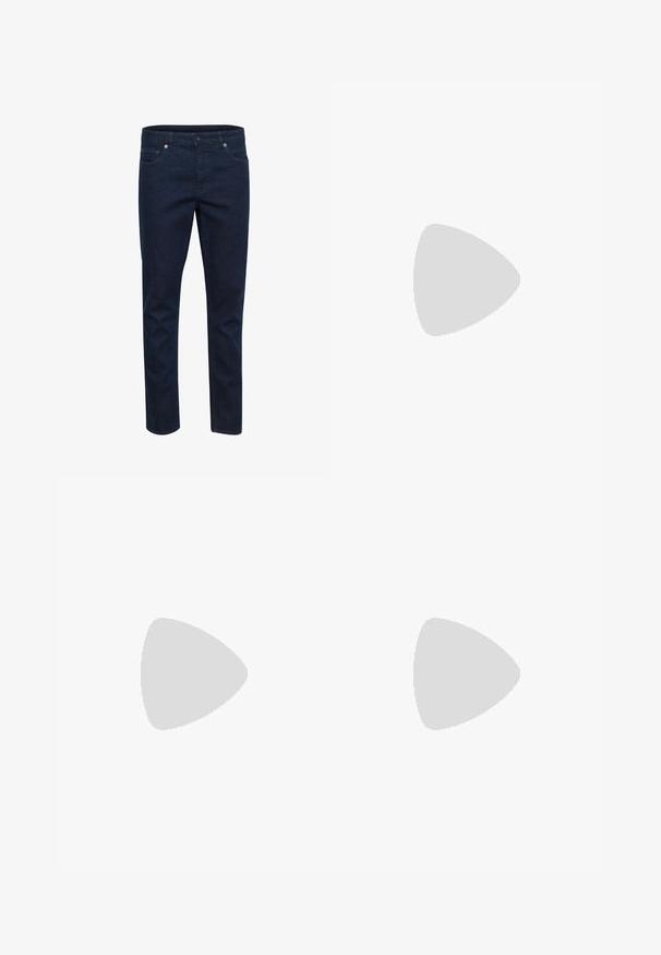 Mørkeblå denimjeans med slim fit, fem lommer og knaplukning, vist mod en hvid baggrund.; Lyseblå denimjeans med et lige ben design, fem lommer og to-knaps lynlås. Har minimal falmen og kontrastsyning.; Brun læder bådsko med hvide sømme, snøre detaljer og lysbrun gummisål, vist fra siden på hvid baggrund.; Ray-Ban solbriller med grønne linser, sorte plastikstel og gyldne detaljer ved kanterne. Firkantet form med mat finish.