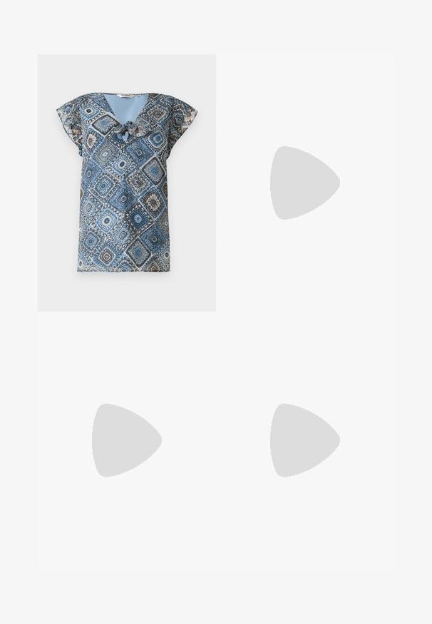 Blouse à manches courtes bleu et marron avec motifs losanges et cercles, col en V et détail noué à l'avant.; Jupe beige clair jusqu'aux genoux en tissu doux, avec une large ceinture et un ourlet à volants évasés et superposés. Texture lisse tout au long.; Chaussure plate ivoire à bout pointu avec bride ornée de perles et petit talon en bois, vue de côté sur un fond clair.; Petit sac à main noir brillant avec deux longues anses et des détails à cordon sur les côtés sur un fond clair uni.