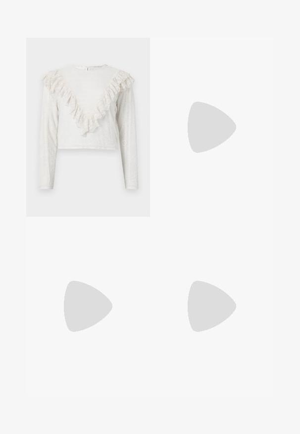 Blouse blanche en dentelle à manches longues avec un bord volanté en forme de V sur le devant et des poignets ajustés, dotée d'un col montant et d'une fermeture à boutons au dos.; Shorts taille haute pour femmes avec motifs floraux et cachemire rouges et roses détaillés, bouton à l'avant et poches latérales.; Sandale à glissière en suède marron avec trois lanières et une semelle noire plate sur fond blanc.; Sac en filet couleur crème avec un design tissé texturé et des anses dorées brillantes. Une étiquette en cuir avec le logo de la marque est attachée en haut.