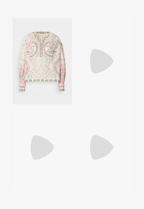 Blouse légère crème avec imprimé floral en rose et vert. Présente un col froncé et des accents bruns délicats. Manches longues.; Pantalons à jambes larges vert olive en tissu lisse, dotés d'une taille haute, de plis sur le devant et de poches latérales pour plus de fonctionnalité.; Ballerines vernies bordeaux avec un bout pointu, un talon plat et une bride avec un petit détail de boucle.; Sacoche en cuir brun avec une forme incurvée, une sangle ajustable et des détails de couture minimaux, offrant un intérieur spacieux.