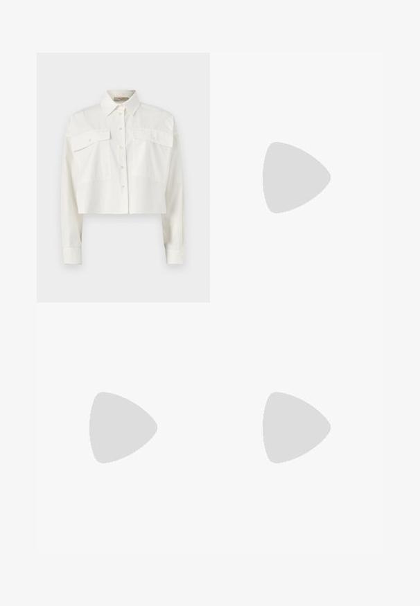 Chemise blanche raccourcie à manches longues avec deux grandes poches avant à rabat et un col pointu sur un fond uni.; Pantalon taille haute à jambes larges en tissu bleu brillant avec plis devant et passants pour ceinture, présenté sur un fond clair uni.; Chaussure femme couleur crème à bout pointu avec un petit talon rond en forme de boule, sur fond uni.; Sac à main en cuir souple beige avec un fermoir en métal argenté, une bandoulière simple et une bandoulière chaîne optionnelle sur fond blanc.