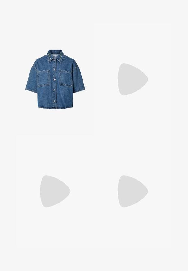 Πουκάμισο denim με κοντά μανίκια, κουμπιά, δύο μπροστινές τσέπες και κεντήματα με λουλούδια στο γιακά.; Ανοιχτό μπλε τζιν παντελόνι σε φάκελο, κατασκευασμένο από τζιν ύφασμα, με ψηλή μέση, λεπτομέρειες στις πλευρικές ραφές και κλασικό σχέδιο πέντε τσεπών.; Μαύρο δερμάτινο φλατ παπούτσι με μυτερή μύτη, συγκεντρωμένες λεπτομέρειες γύρω από το άνοιγμα και μια ασημένια αγκράφα ως λεπτομέρεια στη ρυθμιζόμενη λουρίδα.; Γυναίκα που φοράει μια μπλούζα με μαύρο-άσπρο μοτίβο κρατάει μια γυαλιστερή κόκκινη τσάντα ώμου σε απλό φόντο.