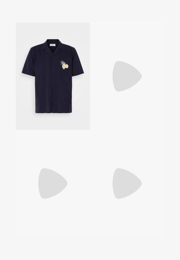 Chemise navy à manches courtes avec un motif texturé et des rayures verticales. Présente un design brodé de citron et de lime sur la partie gauche de la poitrine.; Jean en denim bleu clair avec une coupe décontractée et des jambes larges. Les caractéristiques incluent cinq poches, une fermeture à bouton à l'avant et une décoloration subtile.; Baskets blanches basses à lacets sur l’avant et semelle épaisse, vues de côté sur un fond neutre.; Sac fourre-tout en toile crème avec poche avant, deux poignées, bandoulière réglable et petit texte jaune "O.N.S" en bas à droite de la poche.