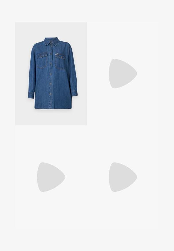 Chemise en denim, à manches longues, bleue clair, deux poches poitrine, fermeture à boutons sur le devant, col classique, tissu texturé, coupe décontractée.; Jeans en denim bleu foncé avec une coupe droite, dotés d'une taille haute, d'un style à cinq poches et de coutures contrastantes. Sans embellissements.; Baskets plateformes blanches avec une tige en cuir lisse, bout arrondi, lacets blancs et un logo discret sur le côté. Semelle en caoutchouc plate.; Sac à bandoulière blanc Calvin Klein avec longues poignées, forme rectangulaire, fermeture éclair et charm logo décoratif suspendu près de la poignée.