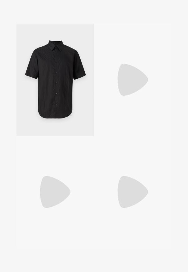 Chemise noire à manches courtes avec un motif discret en forme de losange et un col classique, présentée sur un fond clair uni.; Pantalon noir sur mesure avec des plis à l'avant, passants de ceinture et ourlets retroussés, présenté sur un fond clair uni.; Mocassin en cuir noir avec une finition lisse, une sangle décorative sur le dessus, un bout rond et un petit talon empilé.; Serviette rectangulaire en cuir noir texturé avec double poignée, poche avant zippée et bandoulière réglable présentée sur fond blanc.