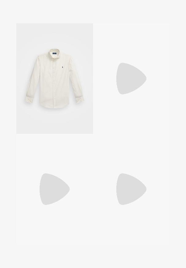 Weißes Langarmhemd aus Baumwolle, mit Button-Down-Kragen, einer einzelnen Brusttasche und einem kleinen navy Logo auf der linken Seite.; Beige Cordhosen aus Cord mit bestickten Hundemotiven, geradem Beinschnitt und Fünf-Taschen-Design mit vorderem Knopfverschluss.; Schwarzer Lederloafer mit dicker Profilsohle und kleinem grünen "Polo"-Etikett an der Außenseite nahe der Ferse.; Schwarzer Leder-Gürtel mit einer rechteckigen silbernen Metall-Schnalle, die ein geprägtes Reiter-Logo trägt, glatter Textur und fünf Gürtellöchern.