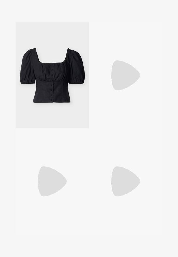 Μαύρο cropped μπλουζάκι με φουσκωτά κοντά μανίκια, τετράγωνη λαιμόκοψη και κλείσιμο με κουμπιά εμπρός σε απλό φόντο.; Τζιν μπλε παντελόνι με φαρδύ μπατζάκι και ψηλή μέση, με λευκό διασταυρούμενο μοτίβο ρόμβου, τοποθετημένο επίπεδα σε απλό ανοιχτόχρωμο φόντο.; Μαύρο παπούτσι slingback με μυτερή μύτη, κατασκευασμένο από λείο δέρμα. Διαθέτει λεπτό τακούνι και λεπτομέρεια με αγκράφα στη ρυθμιζόμενη λωρίδα.; Γυναίκα που φοράει μια μπλούζα με μαύρο-άσπρο μοτίβο κρατάει μια γυαλιστερή κόκκινη τσάντα ώμου σε απλό φόντο.