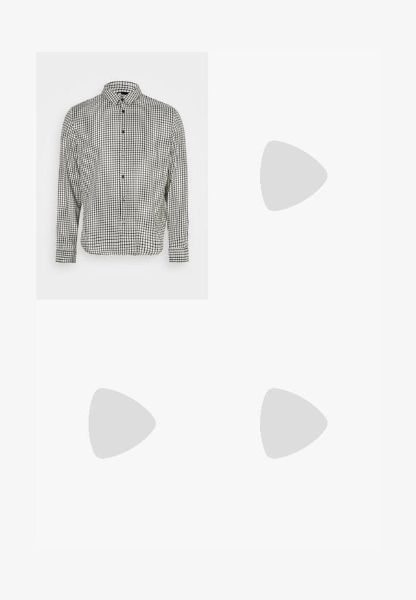 Chemise à boutons en noir et blanc à carreaux avec un col, des manches longues et un ourlet droit. Fabriquée dans un tissu léger et dotée de boutons noirs.; Libertine-Libertine DECADE TAILORED - Pantalon classique - navy; Chaussure habillée en cuir marron foncé avec semelle noire et détail tressé sur le côté, lacets fermés et talon bas.; Ceinture en tissu tressé avec bouts en cuir noir, dotée de couleurs rouge, marine et verte et d'une boucle métallique argentée.