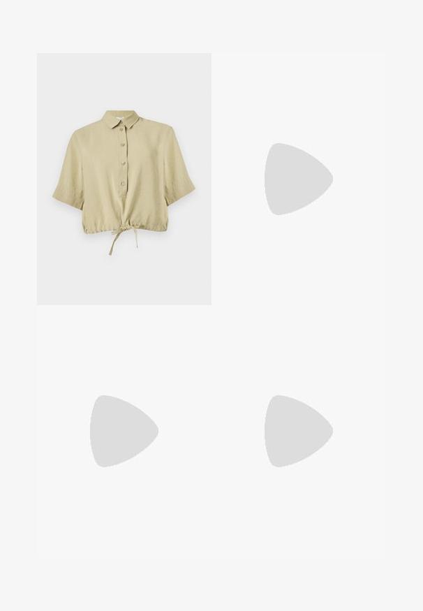 Chemisier court beige à manches courtes, avec col, patte de boutonnage et lien réglable à l'ourlet, présenté sur fond blanc.; Pantalon large noir à taille haute avec des motifs brodés subtils près des ourlets inférieurs sur un fond uni.; Chaussure plate à bout pointu marron foncé avec bride arrière, large sangle et grande boucle argentée sur l'asphalte près d'un mur carrelé.; Pochette en cuir souple beige avec cadre structuré et détail plissé à l'avant, équipée d'une fine bandoulière pour poignet et d'une fermeture éclair dorée.