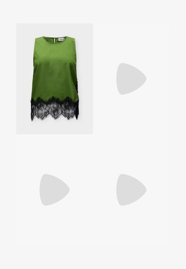 Haut sans manches en satin vert avec encolure ronde et bordure en dentelle florale noire à l'ourlet, avec une petite fermeture à bouton au dos.; Pantalon noir taille haute à jambes larges avec passants de ceinture et plis devant, présenté sur un fond clair uni.; Escarpins à talon aiguille en cuir verni noir, avec un bout pointu, un talon aiguille bas et un design élégant et simple sans embellissements.; Petit sac à main noir brillant avec deux longues anses et des détails à cordon sur les côtés sur un fond clair uni.