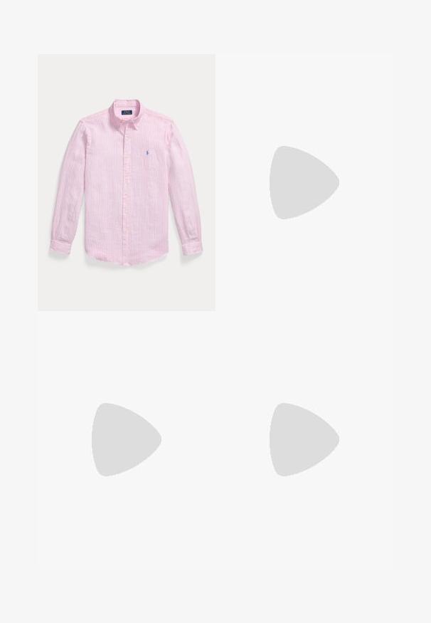 Chemise rose clair à manches longues avec fines rayures verticales blanches et un petit logo bleu brodé sur la poitrine gauche.; Jean blanc slim ajusté avec cinq poches, fermeture à boutons et passants pour ceinture, présenté à plat sur un fond blanc.; Mocassin en cuir noir avec une semelle épaisse à crampons et une petite étiquette verte "Polo" sur le côté extérieur, près du talon.; Ceinture en cuir noir avec une boucle rectangulaire noire et un logo embossé sur la boucle, roulée sur un fond clair uni.