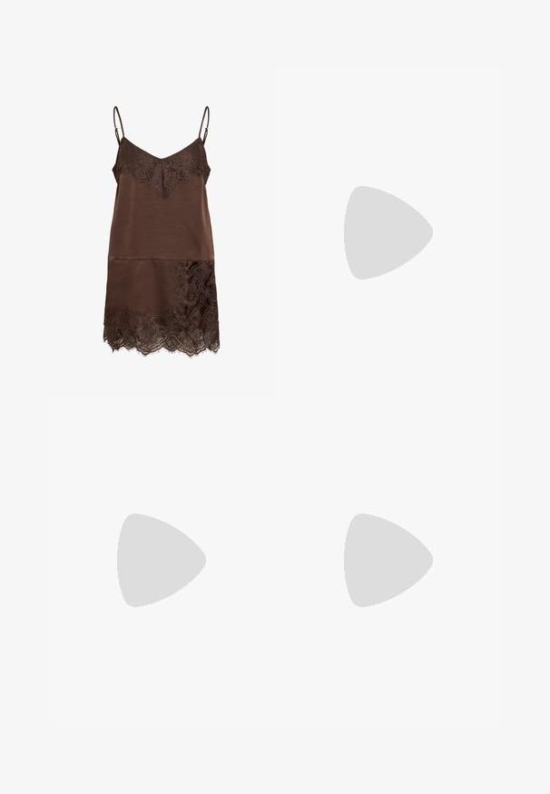 Robe nuisette en satin marron avec bordure en dentelle au niveau du décolleté et de l'ourlet, avec fines bretelles ajustables.; Pantalon à jambes larges rouille avec taille élastique et cordon ajustable, fabriqué en tissu léger.; Sandale à talon haut marron à brides, avec un bout carré, des brides élégantes, une finition brillante et un talon courbé distinct.; Sac à main en tissu marron texturé avec une seule anse nouée, présenté sur un fond clair uni.