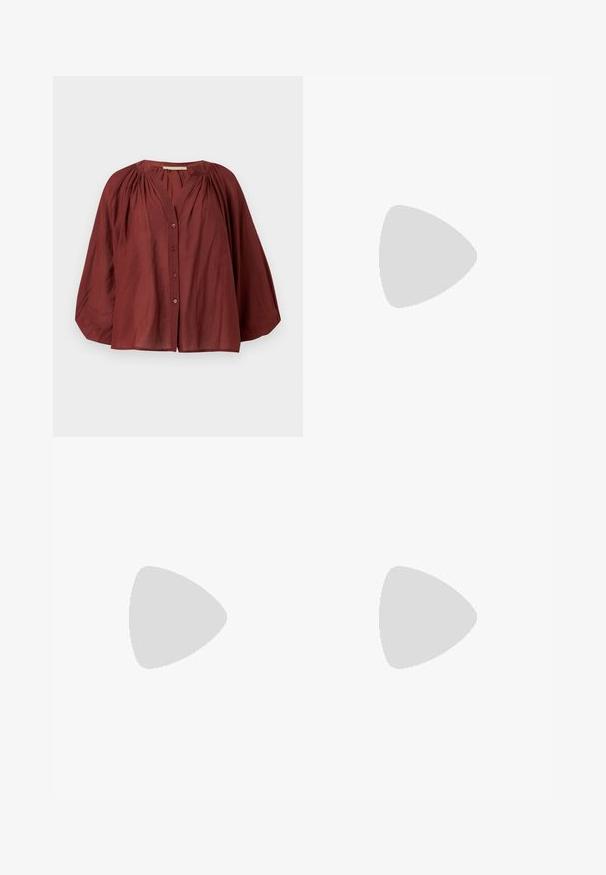 Blouse à manches longues ample de couleur rouille avec épaules froncées et fermeture boutonnée sur le devant, sur fond blanc.; Jean flare bleu foncé taille haute, en denim. Comprend des poches standard, une fermeture à boutons sur le devant et une texture lisse.; Pompe à talons hauts en suède noir avec un bout pointu, dotée d'un talon bloc noir brillant et d'une doublure intérieure lisse.; Sac à bandoulière en cuir bordeaux avec une texture lisse, de forme rectangulaire, fermeture à rabat et une fine sangle réglable. Détail du logo doré visible.