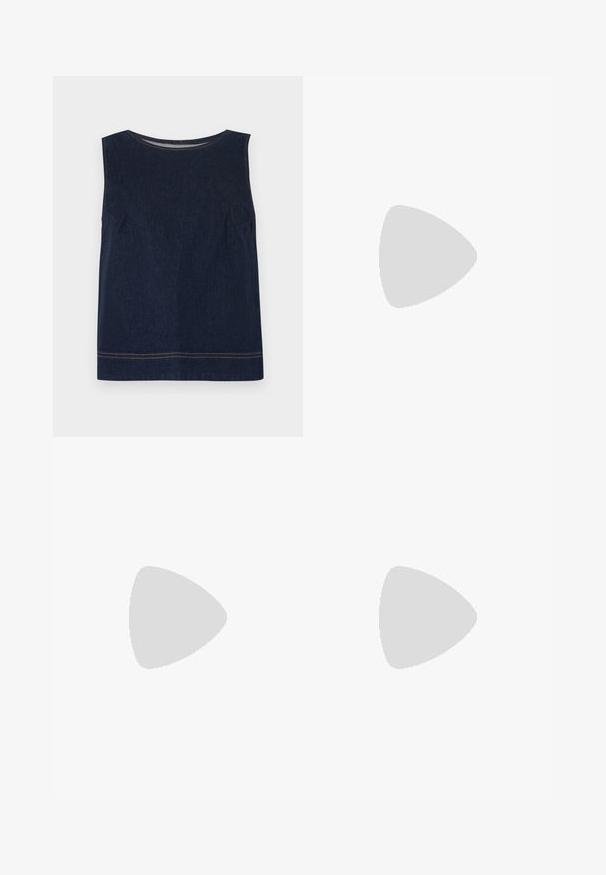 Haut sans manches en denim bleu marine avec un col rond, des coutures latérales et des surpiqûres orange contrastantes le long de l'ourlet. Conception simple et carrée.; Jeans évasés en denim bleu foncé, dotés d'un design classique à cinq poches, de coutures cuivrées et d'une fermeture par bouton à la taille.; Chaussure à talon haut en cuir noir, à bride arrière, avec un bout pointu et un talon fin sur fond blanc.; Sac à main en cuir verni marron de forme rectangulaire, avec deux longues poignées et des accents courbés subtils à l'avant.