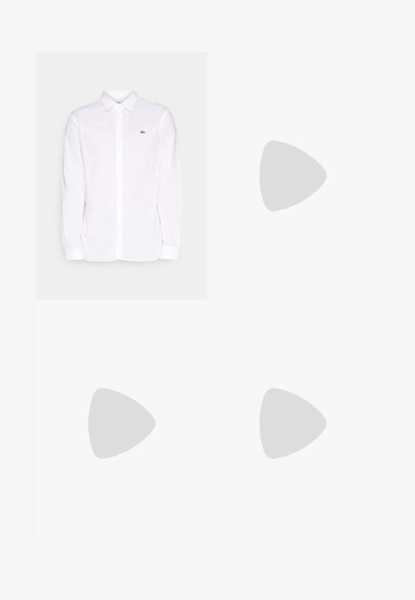 Chemise blanche à manches longues en coton, avec un col à boutons, un logo brodé vert sur la poche gauche et des poignets droits.; Pantalons légers couleur vert olive avec une taille élastique et un cordon de serrage réglable ; design à jambe droite et texture lisse.; Mocassin en cuir marron foncé avec des pampilles flottant au-dessus d’un tapis beige tissé, avec une table ronde en bois et des livres empilés en arrière-plan.; Ceinture en cuir marron avec une boucle en métal argenté, présentant une texture lisse et un accent brodé le long du bord.