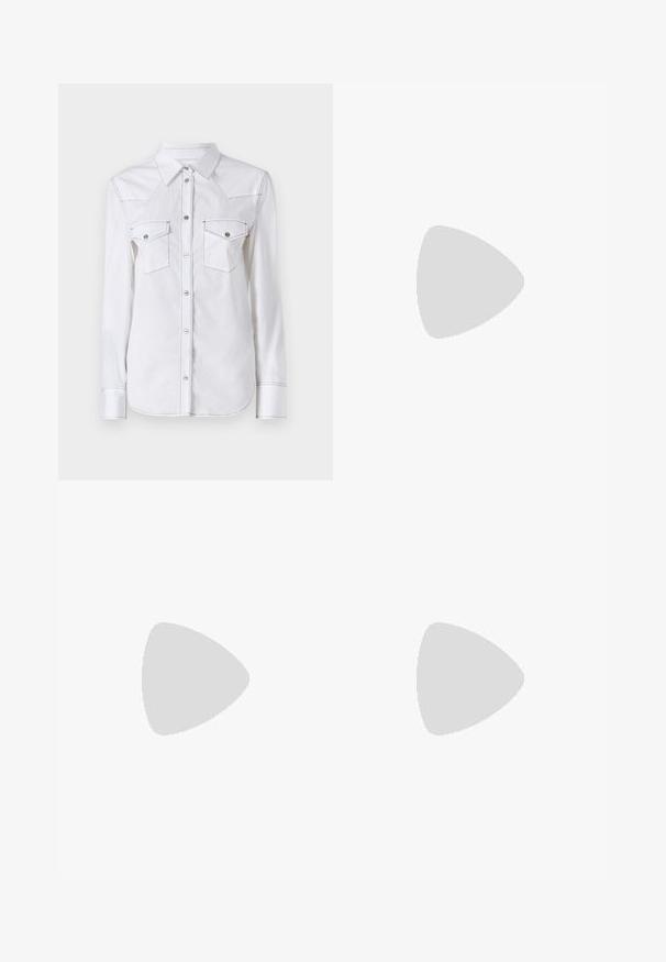 Chemise blanche à manches longues avec un col pointu, deux poches poitrine, des coutures contrastées et un ourlet arrondi. Dotée de boutons en métal.; Jeans noirs taille haute avec fermeture à bouton et zip à l'avant, deux poches avant, et jambes évasées, posés à plat sur fond blanc.; Ballerines en cuir noir avec un bout rond, texture lisse, détails de couture minimalistes et design de semelle flexible.; Sac à main en cuir noir brillant avec une longue fine bandoulière et des pompons à franges des deux côtés sur un fond clair.