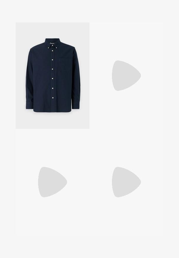 Navyblaue Knopfhemd aus Baumwolle, mit spitzem Kragen, Brusttasche und acht passenden Knöpfen entlang der Knopfleiste.; Marineblaue Hosen aus leichtem Stoff, mit einem strukturierten Muster, gefalteter Front und einem elastischen Bund mit Kordelzug.; Weißes Leder-Sneaker mit abgerundetem Zehenbereich, minimalistisches Design, graue Schnürsenkel und einer strukturierten grauen Gummisohle. Dezente Nähte sichtbar.; Schwarze Lederhandtasche mit glatter Oberfläche, zwei oberen Griffen und einem abnehmbaren Schultergurt. Verfügt über eine Reißverschlusstasche vorne und ein Logodetail.