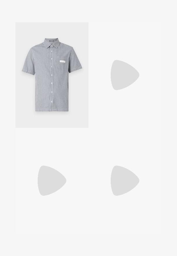 Chemise à manches courtes avec un motif rayé bleu et blanc, dotée d'une poche poitrine et d'un col classique. Fabriquée en tissu léger.; Shorts noirs en tissu texturé, avec une taille élastique et une fermeture à un bouton. Conçus pour un usage décontracté avec une coupe droite.; Baskets blanches basses à lacets sur l’avant et semelle épaisse, vues de côté sur un fond neutre.; Sac bandoulière en cuir noir avec deux compartiments zippés, une poche avant avec rabat et une sangle en tissu réglable sur fond blanc.