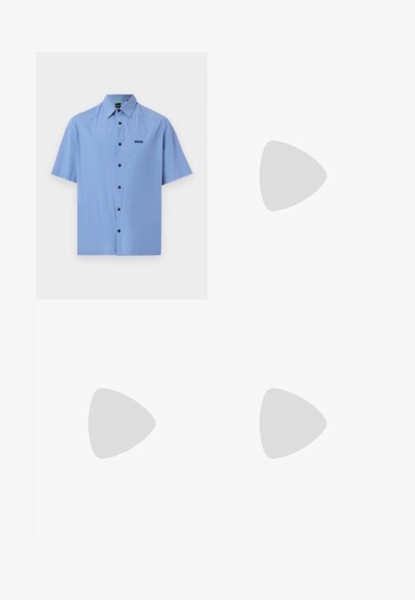 Chemise à manches courtes bleu clair avec col pointu et boutons noirs, présentant un petit logo "BOSS" noir sur la poitrine gauche.; Shorts noirs mi-longue avec fermeture à bouton et glissière, passants pour ceinture et poches avant, présentés sur un fond blanc.; Mocassin en cuir noir avec détail de bride grise, talon bas et semelle texturée, marqué "HUGO" en or sur le côté.; Ceinture en cuir noir enroulée avec une boucle noire mate rectangulaire et un logo embossé discret sur fond blanc.