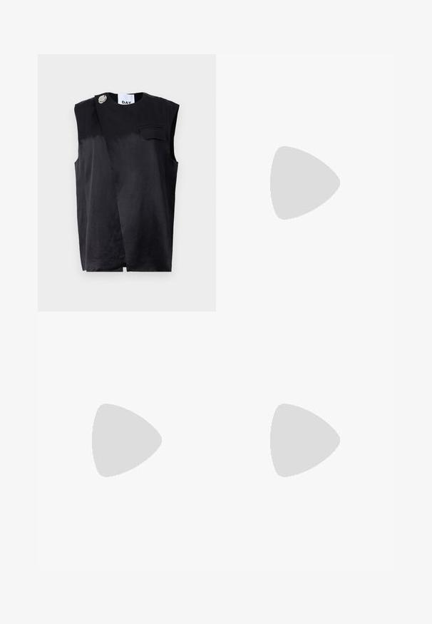 Haut sans manches noir avec un design diagonal, une poche poitrine unique et un accent en bouton argenté surdimensionné. Fabriqué à partir d'un tissu lisse.; Jeans en denim bleu foncé avec une coupe droite, dotés d'une fermeture éclair, de poches avant et de coutures visibles dans une couleur contrastante.; Escarpin noir en cuir à bout pointu avec une fine bride et une boucle sur le cou-de-pied, posé sur un fond clair neutre.; Sac à bandoulière blanc Calvin Klein avec longues poignées, forme rectangulaire, fermeture éclair et charm logo décoratif suspendu près de la poignée.