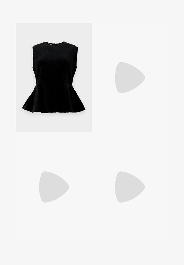Sort peplum-top med ærmeløs design, tekstureret stof, rund halsudskæring og udvidet nederkant. Har subtile vertikale riller over det hele.; Sort nederdel lavet af glat stof, med et oversized draperet design på den ene side, der danner en høj-lav kant.; Sort laklæder spids tå slingback sko med T-rem og lav skrå blokhæl på hvid baggrund.; Lille blød lyserød clutchpung med sølvfarvet metalramme og rund lås, hvilende på en flad lys overflade med håndledsrem foldet foran.