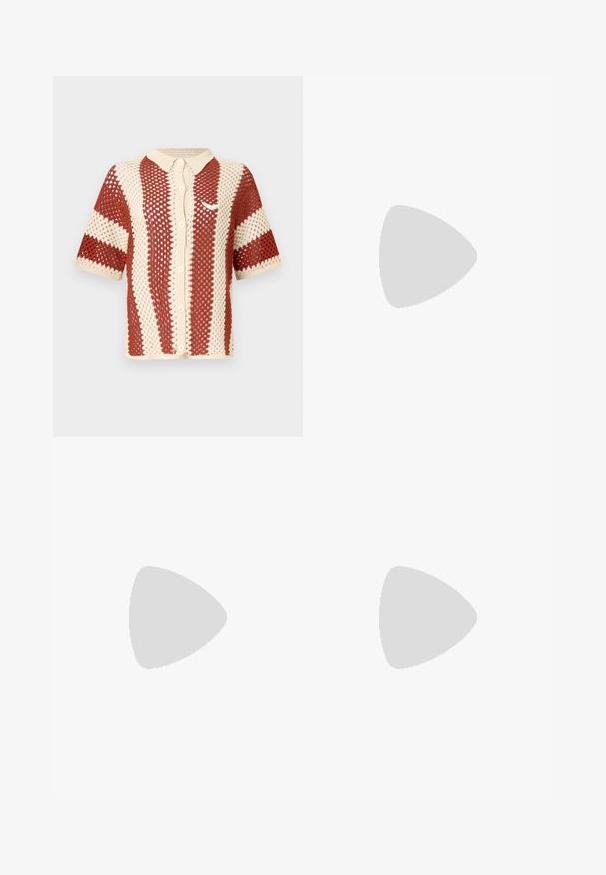 Chemise tricotée à manches courtes en crème et rouille, présentant un tissage ouvert texturé, un col et une fermeture à boutons sur le devant. Comprend un accent logo.; Shorts beiges avec un motif texturé en forme de gaufre. Ceinture élastique et coupe ample. Longueur mi-cuisse. Matériau léger.; Mule tissée marron à bout ouvert avec un talon bloc et un design slip-on sur fond blanc uni.; Sac à main beige tissé avec corps arrondi, fermeture éclair et une sangle courte et épaisse dans un style crochet simple et texturé.