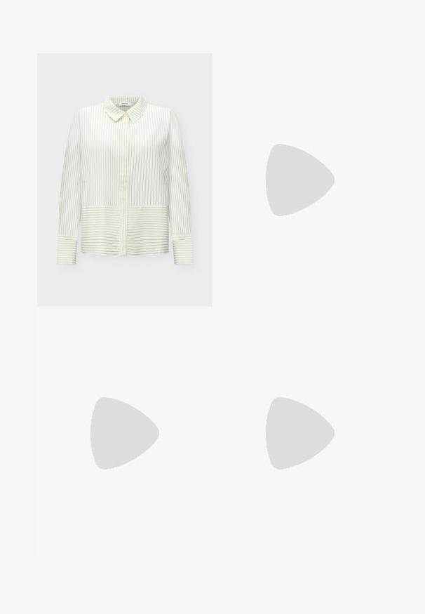 Blouse blanche à manches longues avec fines rayures noires verticales sur le haut et rayures horizontales sur la partie inférieure et aux poignets, avec un col pointu.; Pantalon beige à jambes larges avec un motif texturé ondulé subtil et une ceinture élastique, présenté sur un fond blanc.; Jambes portant des leggings côtelés foncés associés à des ballerines noires avec de petits détails en nœud sur fond blanc.; Sac à bandoulière en cuir marron foncé brillant avec une seule large sangle et un détail de boucle sur un côté, posé sur un fond clair uni.
