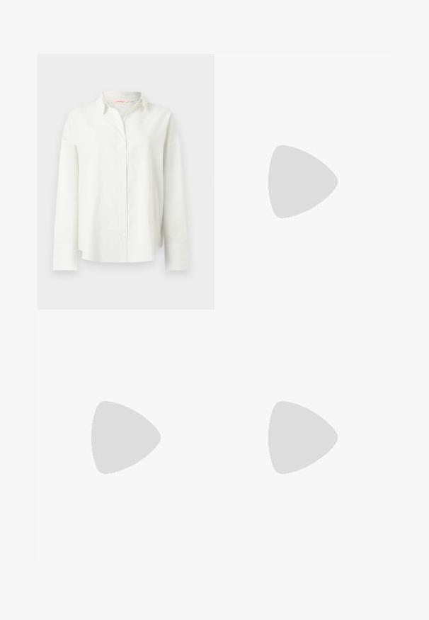 Chemise blanche à manches longues avec boutonnière, texture subtile à côtes verticales et larges poignets, dotée d'un col classique et d'une coupe décontractée.; Jean en denim bleu à jambes larges avec un effet délavé à l'avant, bouton avant, fermeture éclair et poches avant avec passants de ceinture.; Talons slingback en cuir verni noir avec un bout pointu, deux brides comprenant des boucles dorées, et un petit talon kitten. Texture lisse.; Petit sac à main noir brillant avec deux longues anses et des détails à cordon sur les côtés sur un fond clair uni.