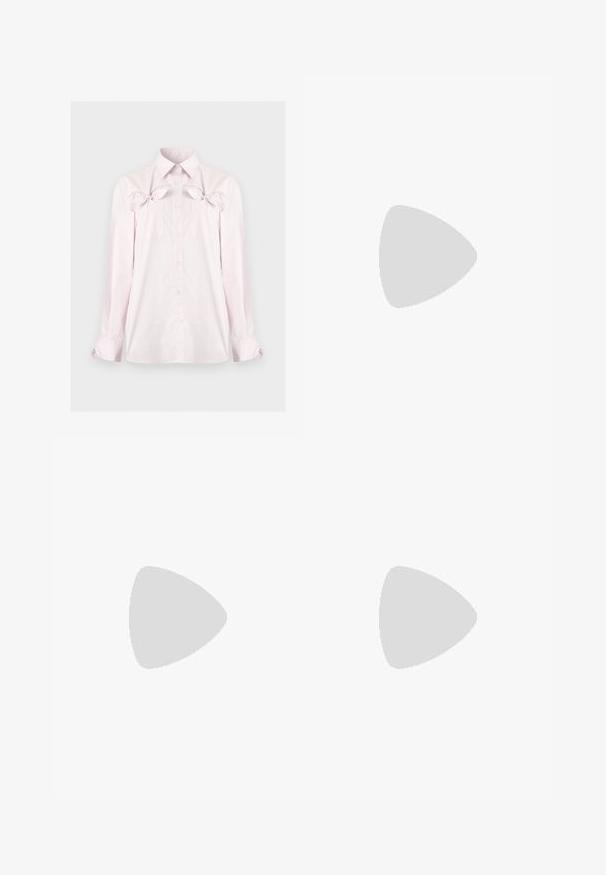 Chemise rose clair à manches longues avec boutons, col pointu, poches poitrine et nœuds décoratifs au-dessus des poches sur un fond uni.; Pantalon noir sur mesure avec une coupe droite, comprenant des plis à l'avant et une texture de tissu lisse. Taille simple sans ornements.; Escarpin en cuir verni noir avec un bout pointu et un talon aiguille courbé et anguleux, suspendu au-dessus d'un sol lisse et de couleur claire.; Sac fourre-tout en cuir rouge avec double poignées et "THE TOTE BAG MARC JACOBS" embossé au centre avant.