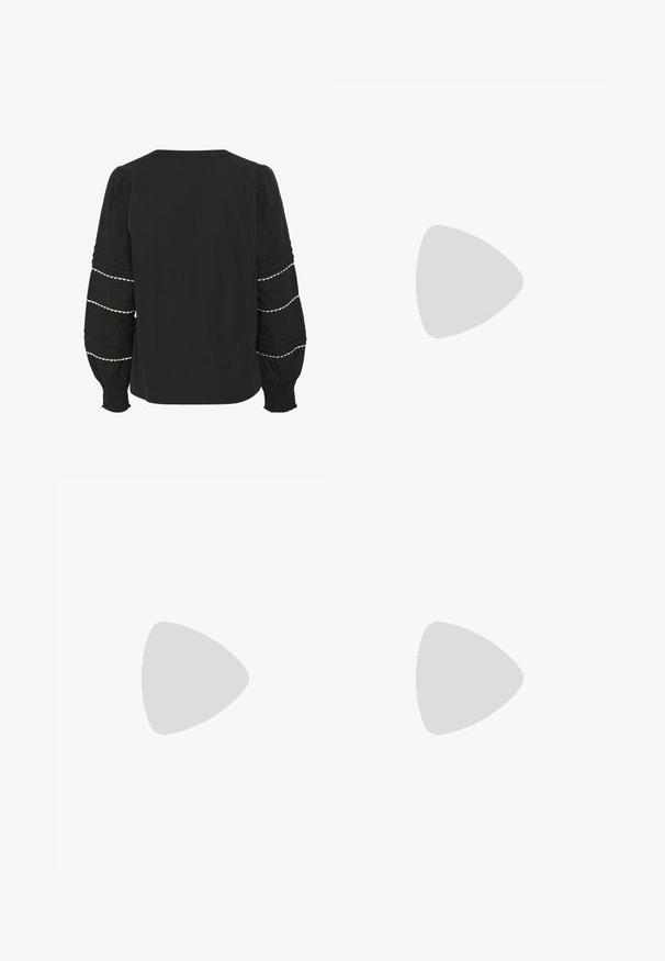 Blouse noire avec des manches bouffantes, ornée de plis texturés et d'un ourlet en dentelle blanche. Poignets élastiques et design simple au dos.; Jean noir à jambes larges en denim ; doté d'une taille haute, de poches avant et d'une fermeture par bouton. Aucun motif ni ornement visible.; Ballerines noires en cuir avec un bout pointu, une semelle plate et une petite sangle avec un détail de boucle en argent.; Sac en osier noir et blanc de forme arrondie, avec une surface texturée et une poignée tressée. Convient à un usage décontracté.