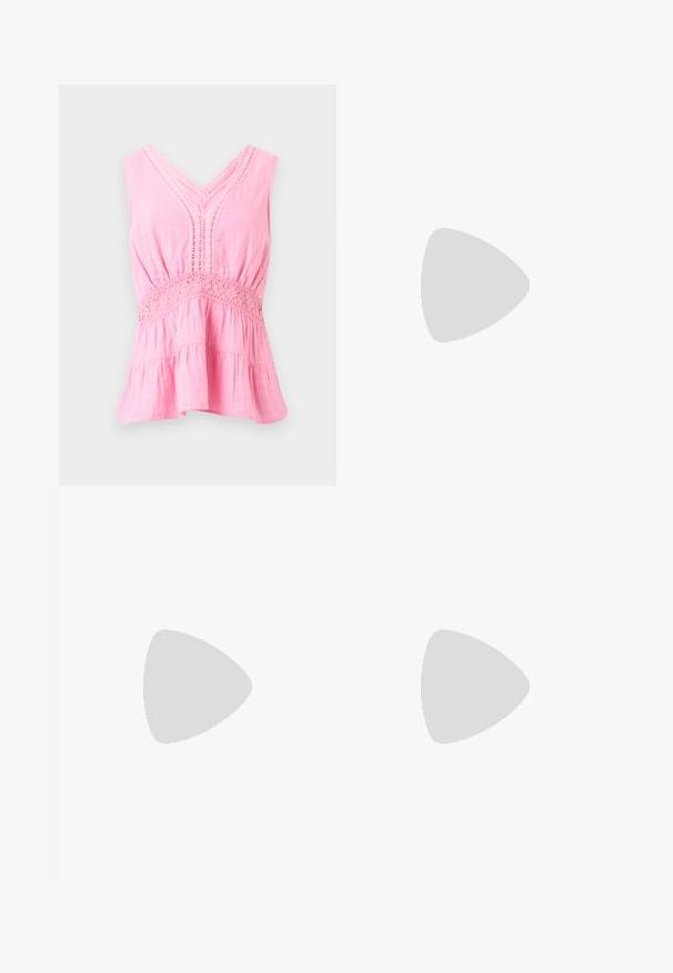 Blouse rose sans manches avec col en V, détails en dentelle le long de l'encolure et de la taille, tissu froncé et ourlet évasé à volants.; Pantalon large beige clair avec une taille élastique froncée et une texture de tissu légèrement froissée.; Mule tissée marron à enfiler avec une semelle plate et un bout fermé arrondi sur fond blanc.; Sac d'épaule en cuir tissé beige avec une forme arrondie et une anse tressée, doté d'une petite fermeture à bouton en cuir circulaire.