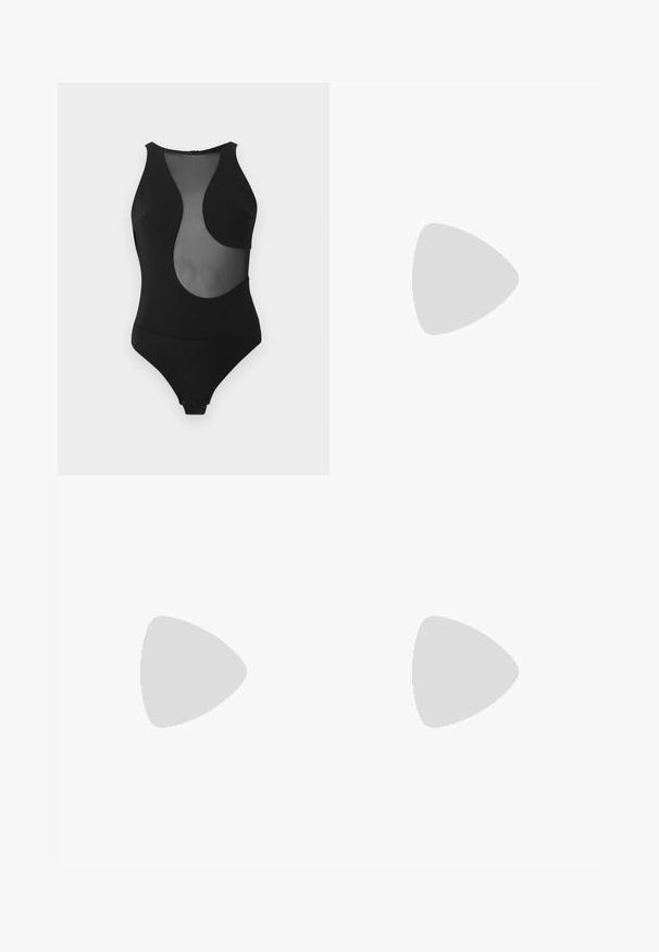 Maillot de bain une pièce noir avec un design découpé en maille, sans manches, col montant, et fermeture pressionnée en bas. Texture lisse sur toute la surface.; Jupe asymétrique noire mettant en vedette un mélange de tissus mats et texturés, avec des détails de bouton argenté à la taille et un design à ourlet superposé.; STAND STUDIO KELSEY - Mules à talons - black; Sac à main en cuir noir avec un design plissé, une sangle unique, un cadre métallique argenté et deux grandes fermoirs ronds en argent.