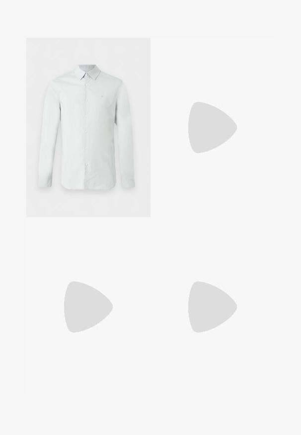 Chemise habillée homme à manches longues bleu clair, avec fermeture boutonnée sur le devant et col, affichant un logo subtil de la marque sur la poitrine gauche.; Jean noir droit avec cinq poches, passants pour ceinture et fermeture par bouton, présenté sur un fond blanc.; Baskets en cuir noir avec une finition lisse, bout arrondi, coutures ton sur ton, devant à lacets et semelle plate en caoutchouc. Anse au talon.; Ceinture en cuir noir texturé avec une boucle en métal argenté "CK", enroulée avec des trous de fixation visibles et une boucle de ceinture.