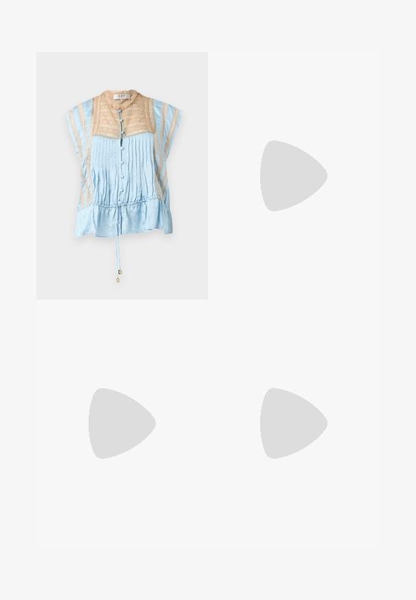 Blouse bleu clair à manches courtes avec des détails en dentelle beige, des boutons recouverts de tissu à l'avant, des plis et un cordon de serrage à l'ourlet avec des accents dorés.; Pantalon taille haute à jambes larges en lin marron clair, avec un devant lisse et un design minimaliste.; Sandale en cuir marron avec des fines lanières, un accent circulaire doré et une semelle plate. Design minimaliste avec un détail de boucle réglable.; Petit sac pochette tissé orange avec cadre en métal argenté, fermoir rond et bandoulière chaîne argentée sur fond blanc.