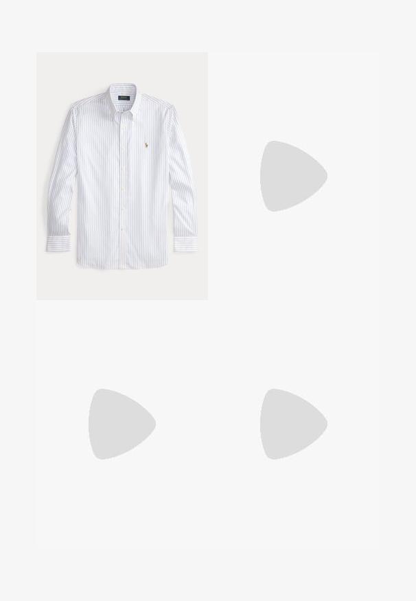 Skjorte med knapper foran i hvid med blå striber, med klassisk krave, lange ærmer og et lille broderet logo på brystet.; Mørkeblå slim-fit jeans med fem lommer, knaplukning og kontrastsyning lagt fladt på en lys baggrund.; Hvid lavtopet lædersneaker med hvide snørebånd og et gyldent Polo Ralph Lauren-logo på siden samt "Polo" præget på sålen.; Sort læderbælte med sølvfarvet rektangulært spænde, rullet sammen på en hvid baggrund, med et diskret præget logo på spidsen.